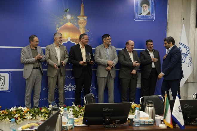 تجلیل از مدیر منابع انسانی دانشگاه علوم پزشکی همدان در همایش مدیران منابع انسانی وزارت بهداشت